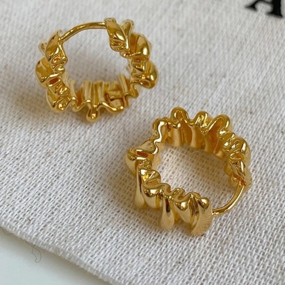 New! Wrinkle Sun Gold Hoop Earrings (2010) - Picture 2 of 3